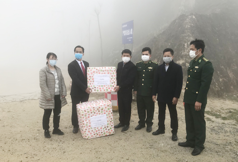 Tặng 10.000 khẩu trang y tế cho huyện Lục Xuân