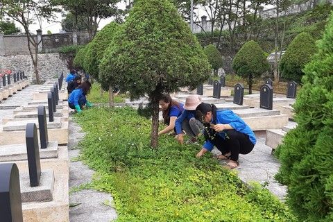 Đoàn Trường Cao đẳng Cộng đồng: Báo công dâng Bác, viếng và dọn vệ sinh tại Nghĩa trang Liệt sỹ tỉnh
