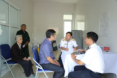 Bộ Tham mưu Quân chủng Hải quân: Tuyên truyền tình hình biển đảo và tặng quà tại huyện Phong Thổ