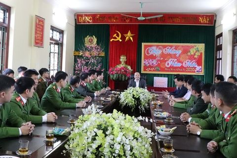 Chủ tịch UBND tỉnh Trần Tiến Dũng chúc Tết và kiểm tra công tác trực, sẵn sàng chiến đấu tại Công an thành phố Lai Châu