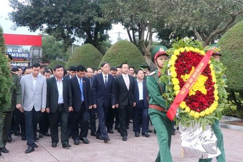 Các đồng chí lãnh đạo tỉnh viếng Nghĩa trang liệt sỹ tỉnh và dâng hoa Tượng đài Bác Hồ với Nhân dân các dân tộc tỉnh Lai Châu