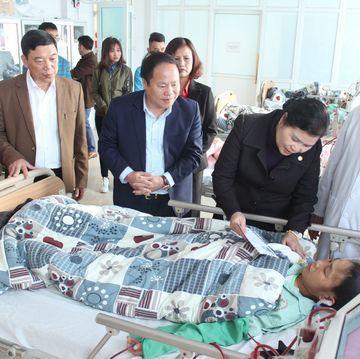 Bí thư Tỉnh ủy Giàng Páo Mỷ tặng quà cho bệnh nhân tại Bệnh viện Đa khoa tỉnh Lai Châu
