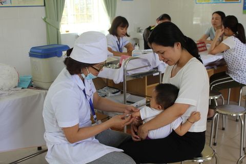 Triển khai chiến dịch tiêm bổ sung vắc xin Sởi - Rubella cho trẻ từ 1 - 4 tuổi tại vùng có nguy cơ cao