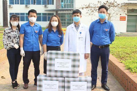 Bệnh viện đa khoa tỉnh tiếp nhận 1.000 chiếc khẩu trang và 100 chai nước rửa tay