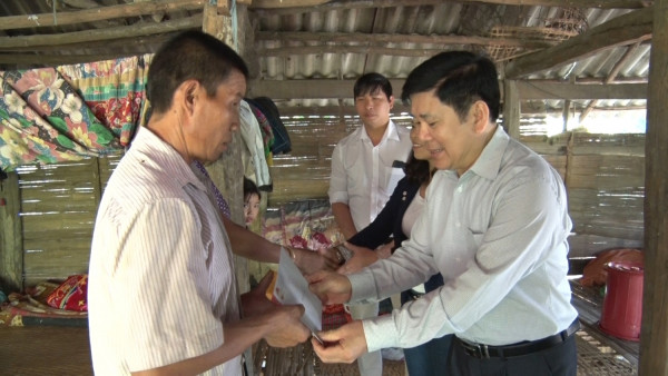 Huyện Than Uyên trao tiền hỗ trợ cho 2 hộ gia đình bị cháy và phải di dời tại xã Mường Kim