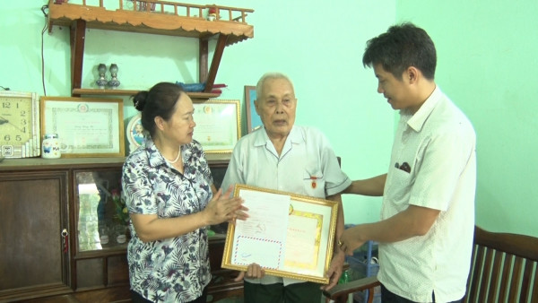 Lãnh đạo huyện ủy Than Uyên trao huy 70 năm tuổi đảng tại thị trấn Than Uyên