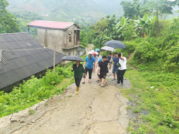 Các đồng chí lãnh đạo huyện Than Uyên kiểm tra tình hình mưa bão tại xã Mường Kim