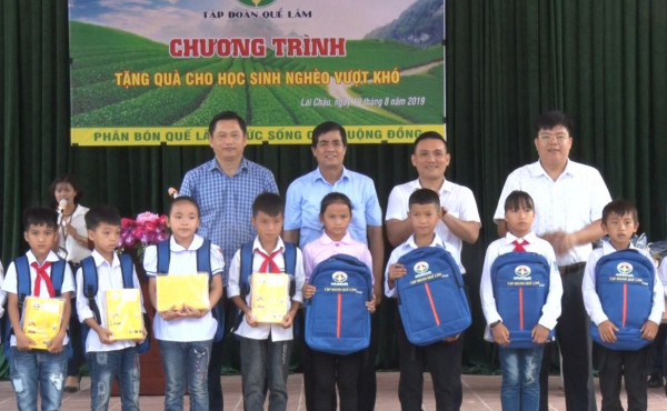 Tập đoàn Quế Lâm trao quà học sinh nghèo vượt khó