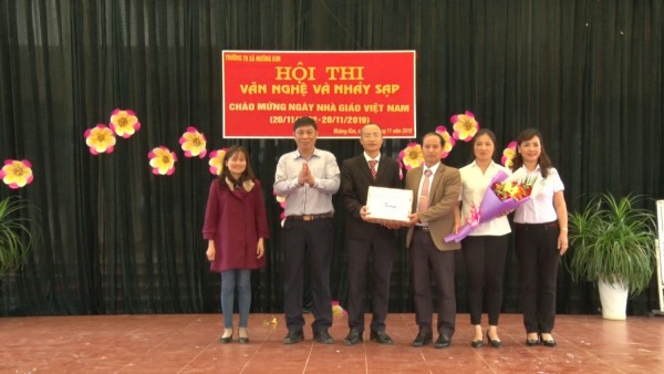 Lãnh đạo huyện ủy Than Uyên cùng đoàn công tác thăm, tặng quà chúc mừng ngày nhà giáo Việt Nam tại xã Mường Kim