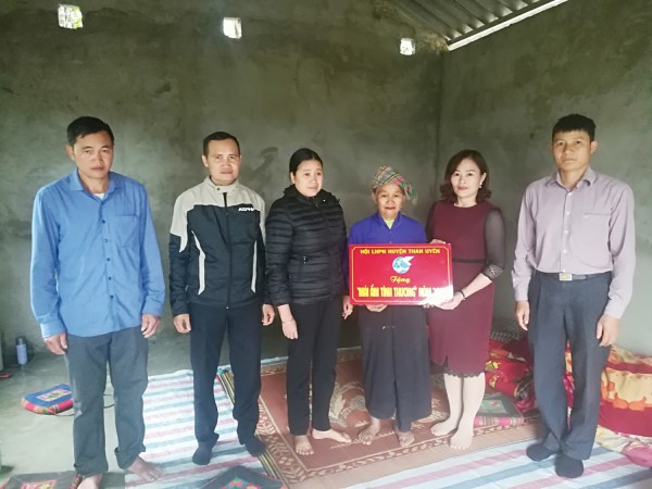 Hội phụ nữ huyện Than Uyên trao tiền hỗ trợ mái ấm tình thương tại xã Mường Kim