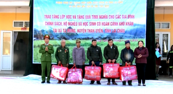Đồng chí Phó bí thư thường trực huyện ủy trao quà nhân dân xã Tà Mung