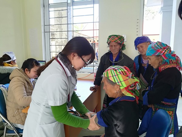 Câu lạc bộ thầy thuốc trẻ Than Uyên khám chữa bệnh miễn phí cho người cao tuổi xã Tà Mung