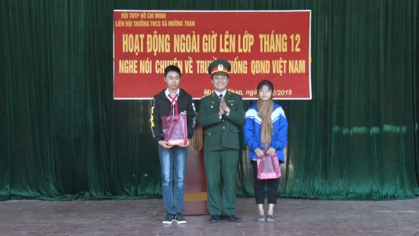 Ban chỉ huy quân sự huyện Than Uyên nói chuyện về truyền thống QĐND Việt Nam tại trường THCS xã Mường Than