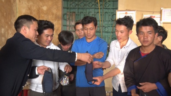 Ban vận động bảo tồn văn hóa dân gian dân tộc Mông huyện Than Uyên phát khẩu trang, xà phòng miễn phí tại xã Mường Than và Tà Mung