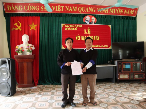 Chi bộ Nậm Mở, Chi bộ Mầm Non đảng bộ xã Tà Mung kết nạp đảng viên